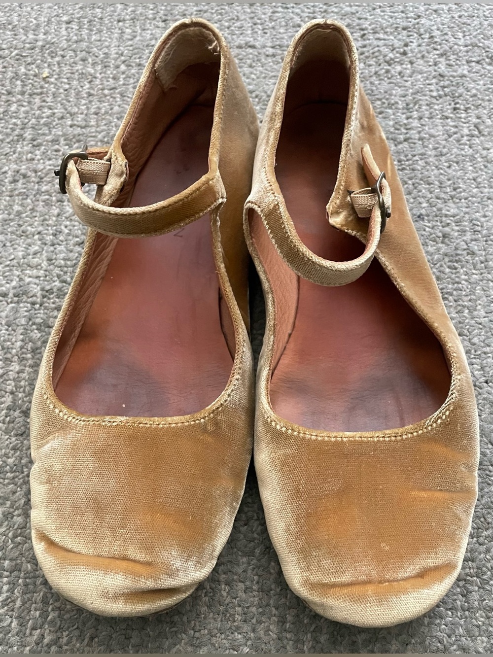 DOEN Women’s Mary Jane Gold Velvet Ballet Flats - Picture 2 of 8